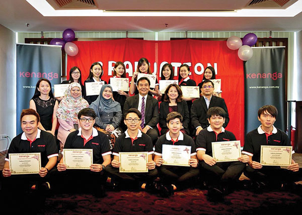 Class photo of MK Tan's students